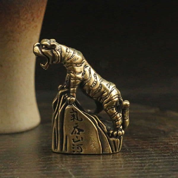 Brass Sitting Tiger Ornament Tiger Roaring in the Mountains and Rivers Zodiac Tiger Handheld Piece Office Tea Pet Solid Antique Decoration L260606