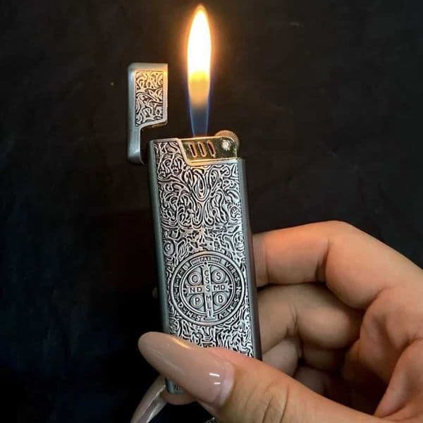 New Retro Finely Carved Inflatable Lighter Portable Metal Ultra-thin Grinding Wheel Open Flame Lighter Mens Smoking GiftT260608