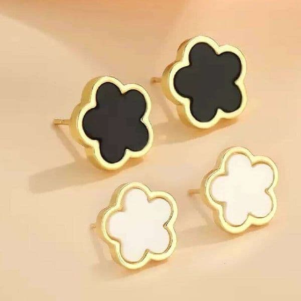 Designer A Pair Of High-Quality Earrings With Small Plum Blossom-Shaped Designs, Featuring Resin Inlays And A Simple Yet Versatile Style.