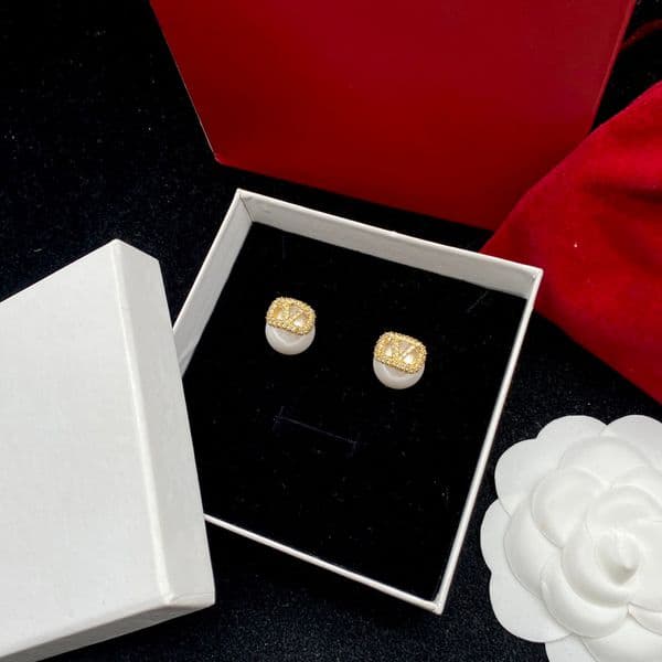 Classic style set of earrings, necklaces and bracelets. Popular pearl set. High-end luxury designer's carefully designed set.