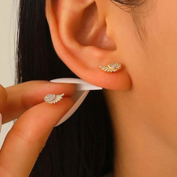 Punk Gold Color Zircon Wing Stud Earring for Women Sweet Cool Shiny Crystal Geometric Piercing Ear Bone Nail Couple Jewelry Gift 260611