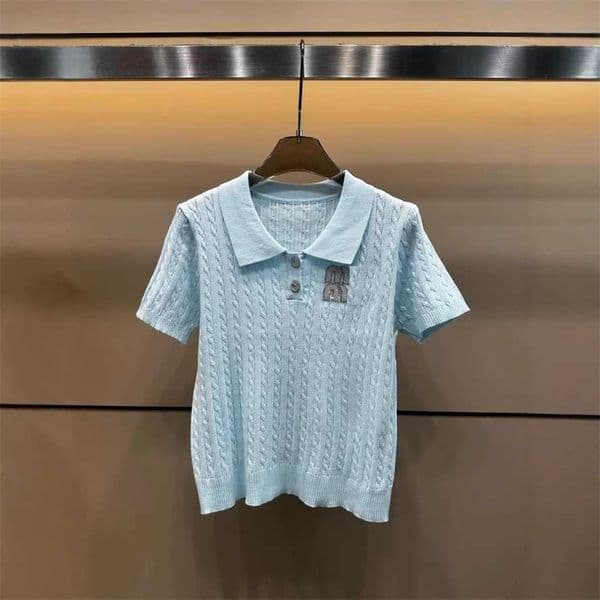 Designer's high-quality clothing Summer New Style NN Embossed Letter Twist Knit Pullover Short Sleeve Loose Versatile Womens Top