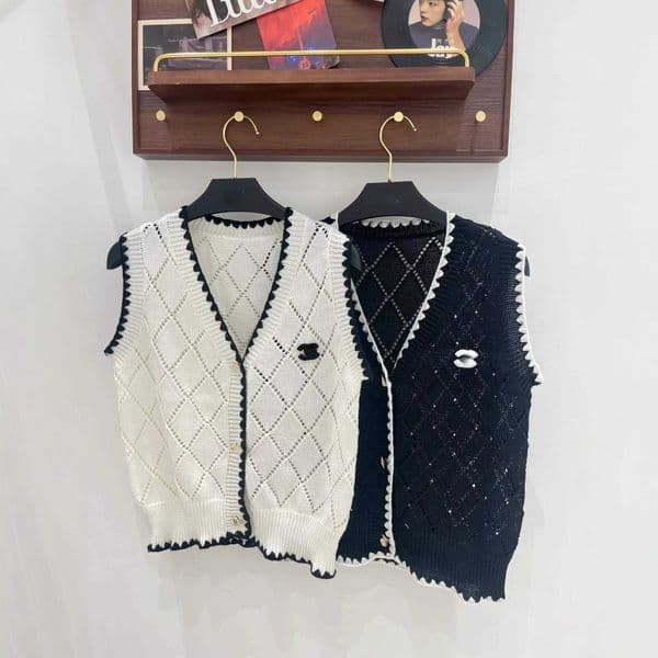 Designer's high-quality clothing New Womens Knitted Vest in Style V-neck Sleeveless Cardigan Versatile Slimming Hollow-out Outerwear