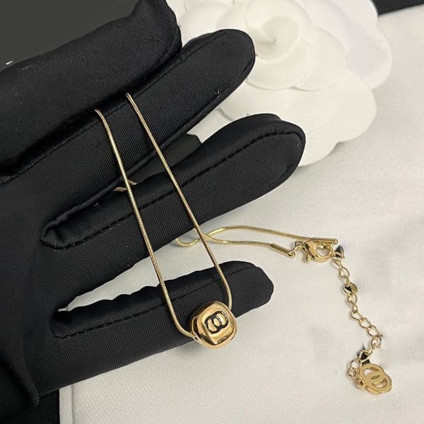 Fashion Pendant Necklaces Design Necklace Pendants Choker Love Chain Womens Plated Stainless Steel Crysatl Pearl Letter Luxury Jewelry Accessories Adjustable