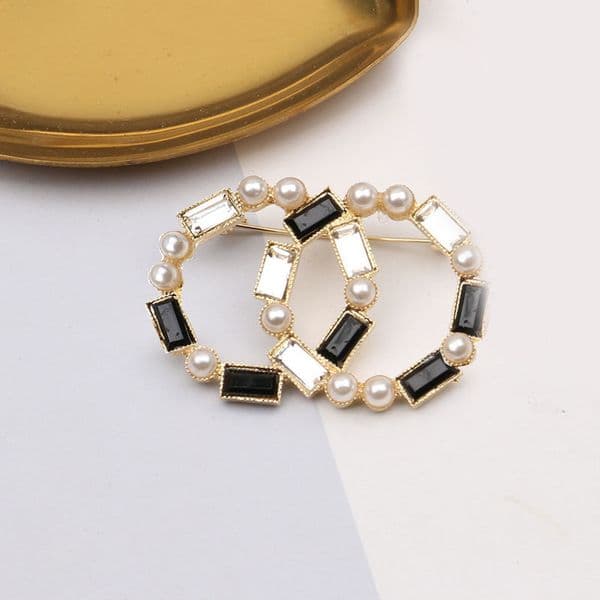 Women Designer Letter Brooches Silver Plated Inlay Crystal Rhinestone Pearl Luxury Jewelry Round Letters Brooch Pin Men Wedding Party Cloth accessories