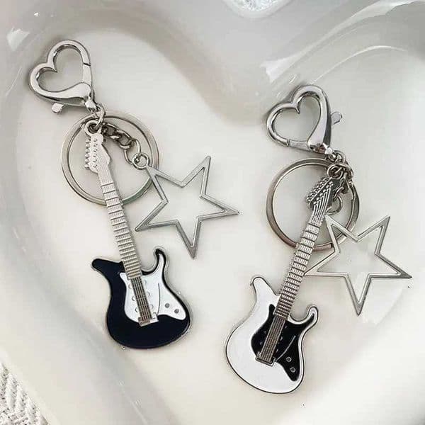Sweet Cool Style Y2K Millennium Hot Girl Subculture Guitar Star Keychain Retro Niche Mobile Bag Trailer Decoration Trend W240911