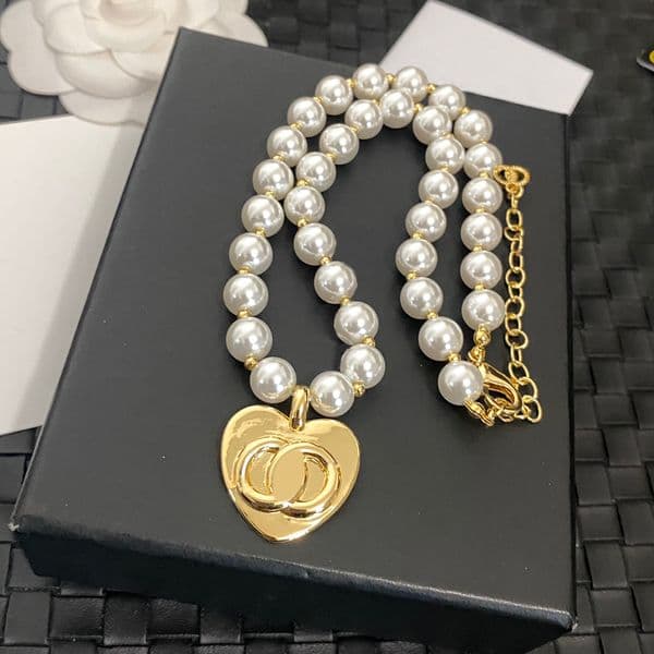 Pendant Necklaces Designers High Quality Jewelry Long Necklace 18k Gold Plated Heart Shaped Pendant Luxurious Necklace Charm Elegant Womens Exclusive Necklace