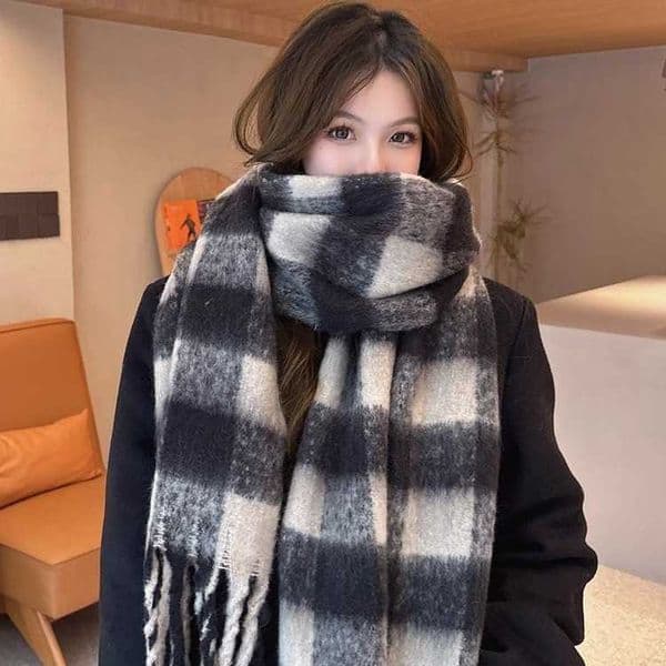 Couples Same Style 2024 Checkered Warm Scarf Versatile Yushu Black and White Womens Fashion Knitted New Winter EditionX240927