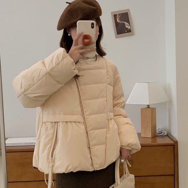 Womens winter down jacket with high-end slanted collar and 90% white duck down jacket button fashionable round neck short park 240924