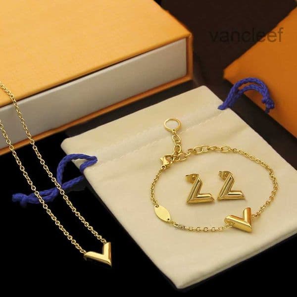 Designer Europe America Fashion Jewelry Sets Lady Womens Gold/Silver-color Metal Engraved V Initials Essential V Necklace Bracelet Earrings M61083 M61084 M68153