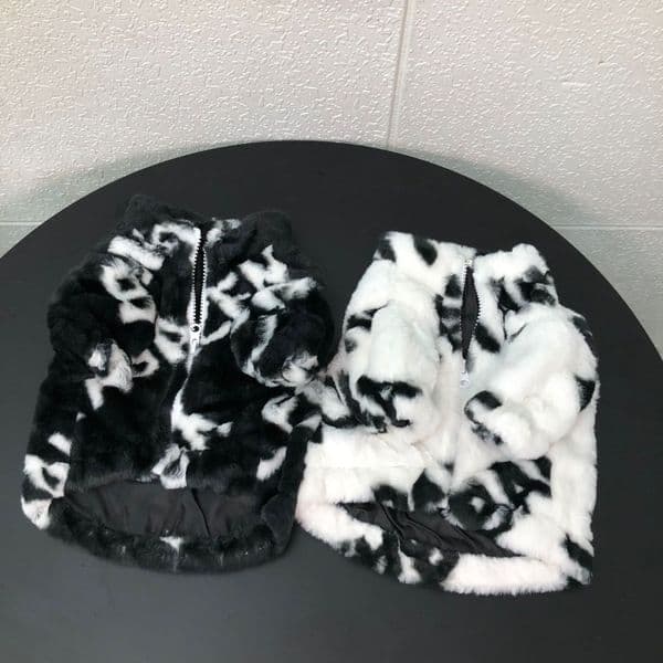 Winter designer dog black and white fur coat classic letter pattern thickened warm pet coat cat jacket thickened Teddy Schnauzer Bomei pet clothing