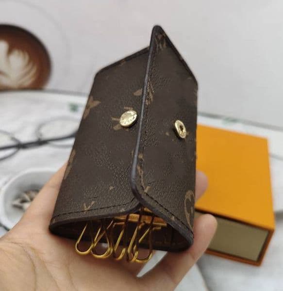 2026 Designer Brown Black Card Hanging Portable Small Old Flower Logo Printed Metal Hook Key Bag Free Shipping