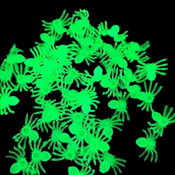 50pcs Mini Luminous Spiders Scary Props Halloween Decoration Glow In The Dark for Haunted House Bar Party Decor Simulation Toys Y240807