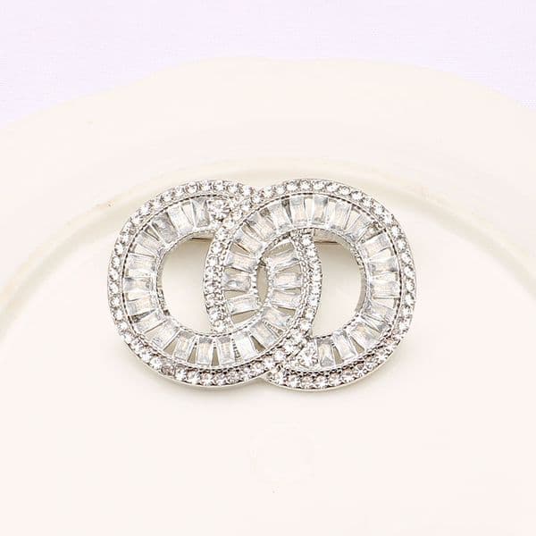Vintage Women Designer Brooches Gold-color Inlay Crystal Rhie Jewelry Letter Brooch Charm Girls Pin Marry Wedding Party Cloth Accessories