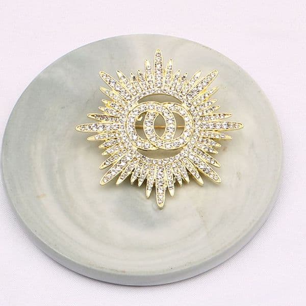 Letters Pins Brooch Luxury Design Women Small Sweet Wind Brooches Pearl Suit Pin Jewelry Clothing Decoration High-Quality Accessories