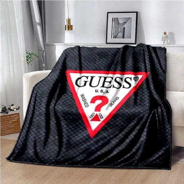 Luxury Designer Decor Blankets Fashionable Guess Lightweight Insulated Sofa Bed Office Bus Knee Pad Blanket Deck T240813 Decoration room For 6