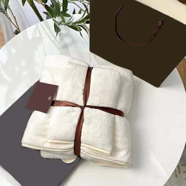 Designer letter bath towel blue bath towel queen size coral fleece absorbent washcloths 2pcs letter pattern christmas day gift beach towels comfortable L26052WE7R