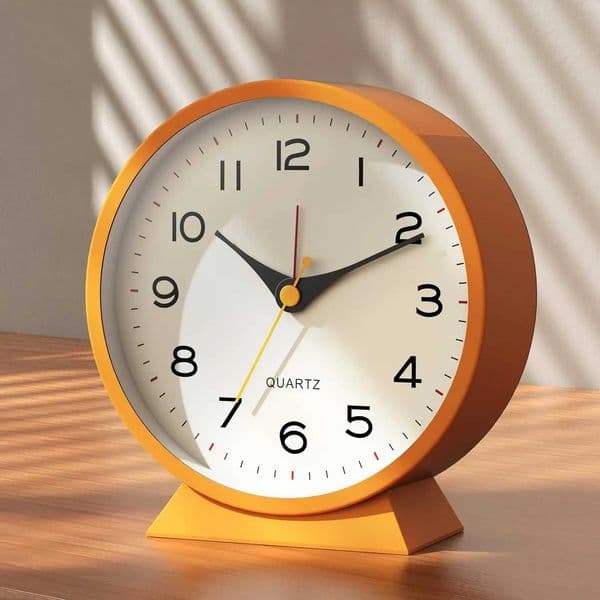 Small Retro Desk Clock Battery OperatedSlient Metal Table Clock with Light for Living Room DecorBedroomBedsideShelf (Orange)M240814
