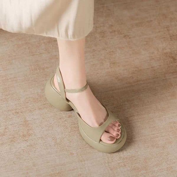 Thick Soled Sandals for Women in Summer 2024 New Height Increasing Fashion Versatile Sponge Cake Roman Beach Shoes for Women CL240806