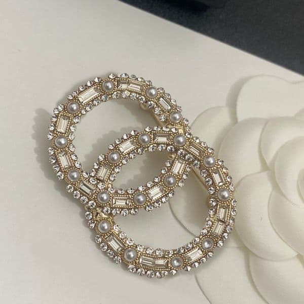 Fashion Designer Letters Brooch Fashion Famous Letter Pearl Crystal Luxury Couples Personality Rhinestone Suit Pin Jewelry Accessories Q260529