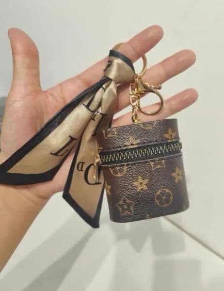 2026 Wholesale Key Ring Creativity Presbyopia Car Keychain Coin Purse Pendant Charm Jewelry Keyring Holder Fashion PU Leather Flower Grid Designer Metal Key C F