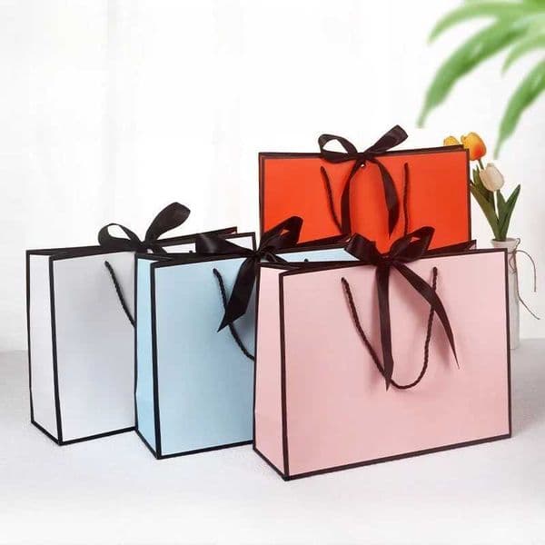 10 pieces/batch of high-quality and beautiful pink gift bags gift boxes decorative pajamas books black handles with ribbons paper boxes cowhide packagingX240831