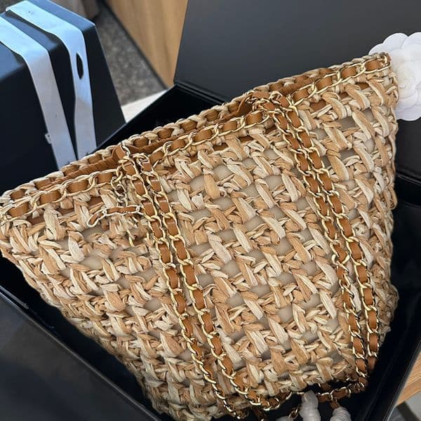 23P Large Capacity Designer Women Summer Beach Straw Shoulder Gold Hardware Hand Held Chain Metal Pendant Of Same Color As The Bag Daily Handbag