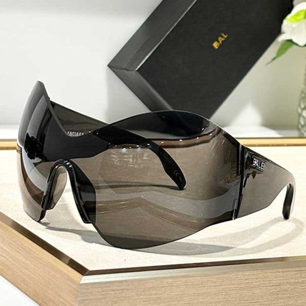 26ss Digner Butterfly Sunglass Women Oversized Mask Glass Black Nylon Frame Relief Logo 100% Polarized Lens Lady Holiday Beach sunglasses designer
