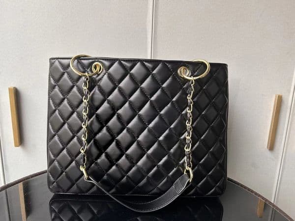 Shoulder Bags Luxury Knitted Tote Bag - Large Capacity Canvas Shoulder Bag with Chain Detail for Women Fashionable Beach and Shopping Purse