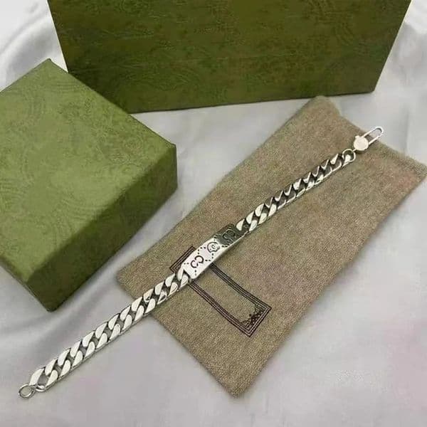 The new 925 luxurious and atmospheric womens and mens luxurious letter bracelet is a fashionable and trendy classic gift