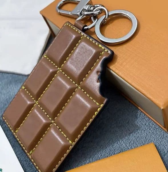 New style High Quality Handmade leather Keychain Classic Exquisite Luxury Designer Car Keyring Letter Unisex bag key chain Jewelry gift fashion accessories