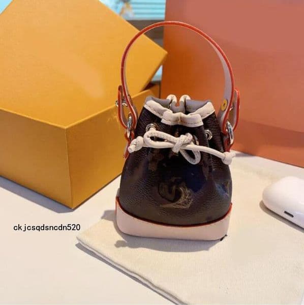 Popular leather high-end designer car love keychain Men's and women's fashion gift keychain Classic bag charm keychain UU1