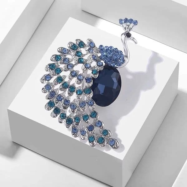 Diamond Peacock Bird Cage Pin Jewelry Banquet Christmas Elegant Coat Accessories and Gifts 241210