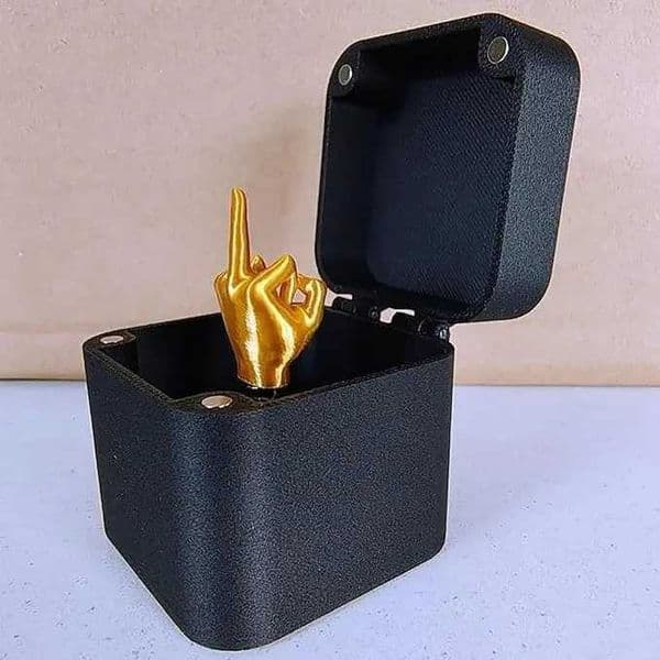 1pc Middle Finger Funny Surprise Gift Box Spoof Prank Sculpture Fun Prank Desk Home Decoration Friends and Family GiftsXJ241214