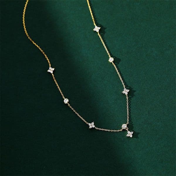 Plated gold necklaces clover necklaces women ice out elegance simple jewelry creative classic popular pendant necklace pretty om0110