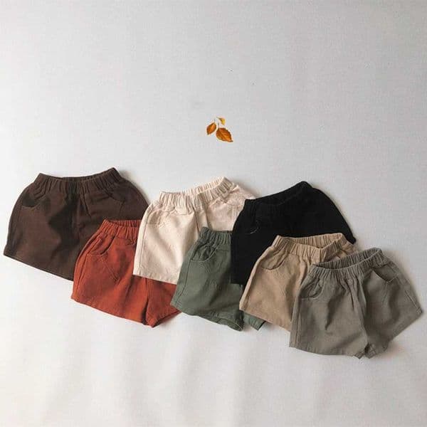Childrens summer shorts with solid elastic waist beach toddler pants with pockets suitable for 7M-7T childrens casual loose Korean clothing W241227