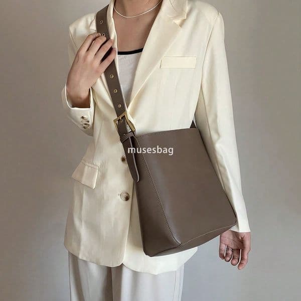 New Fashion Trend Versatile Quality Texture Solid Color High Capacity College Style Bucket Single Shoulder Crossbody Wom 9837