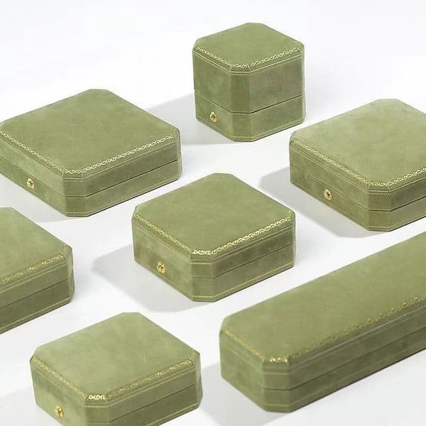 Jewelry box please do not order not shipped if you need to buy please contact customer service only after the purchase of jewelry to buy matching box