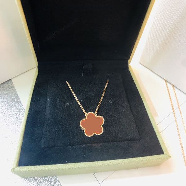 Womens Designer Necklace Pendant Necklaces Classic Jewelry for Women Fritillaria Clover Flowers Design Sister Gift Elegant Wedding Jewelry Whale Accessories