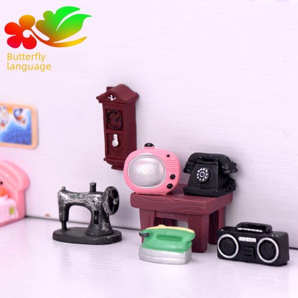 Vintage Home Appliances Creative Ornaments Resin Black and White TV Radio Fan Wall Clock European Style Camera Decoration Gifts
