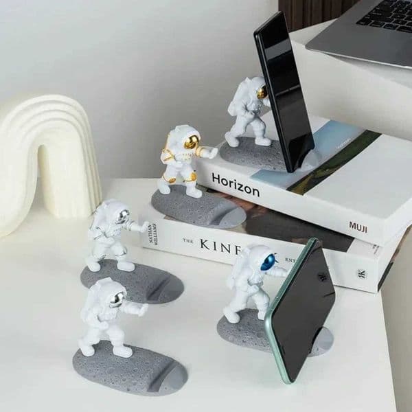 Creative Astronaut Mobile Phone Stand Holder PVC Mobile Phone Accessories Spaceman Sculpture Home Decoration Desk DecorationsM240725