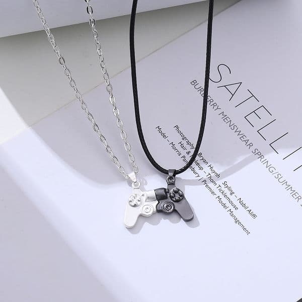 2Pcs Couple PS4 Game Console Pendant Necklace for Women Magnetic Game Controller Couple Necklace Valentine's Day Gift Jewelry
