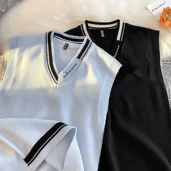 Mens sweater knitted vest autumn and winter preparatory V-neck design loose mens vest fashion trend sweater knitted vest W241113