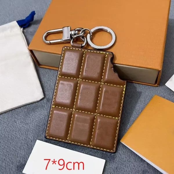 Mens Designer Keychain Luxury Bag Charm For Women CHOCOLATE BAR FIGURINE Leather KeyrClassic Letters Stainless Steel Fashion Bag Pendant Key Chains J260330