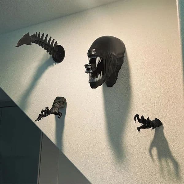 Product 2025 Alien War Iron Blood Warrior Wall Pendant Set Home Interior Personalized Decoration Horror Desktop Ornament 241121