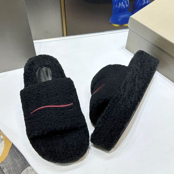 2025 Furry Slippers Luxury Men Women Designer Sandals Slider Lady Fashion Wool Fur Fluffy Letters Flat Slides Black White Pink Grey Beige Warm Platform Flip Flops