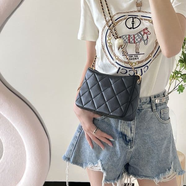 Hobo Crossbody bags Chain bag Lambskin 10A Mirror 1:1 quality Designer Shoulder bag Luxury Handbags bags Fashion Pearl handbag Woman Bag 18cm With Gift box set WC409