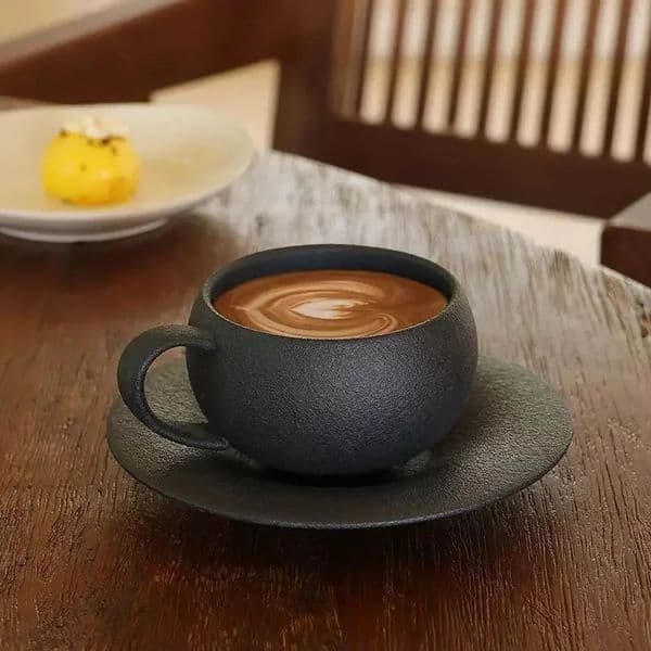 110280ml Japanesestyle Ceramic Mug Black White Fired Stone Coffee Cup and Saucer Set Breakfast Milk Eggshaped 241128