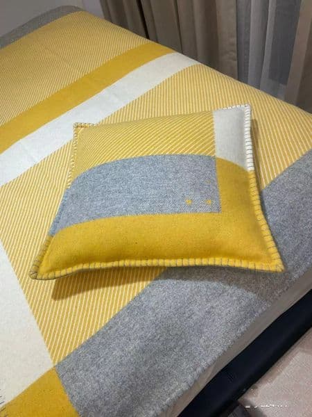 2026 TOP QUAILTY 3 Colors WOOL NEW Color Yellow perfume H Blankets cologne And Cushion Thick Home Sofa Blanket Beige Orange Black Red Gray Navy Big Size Free Sh