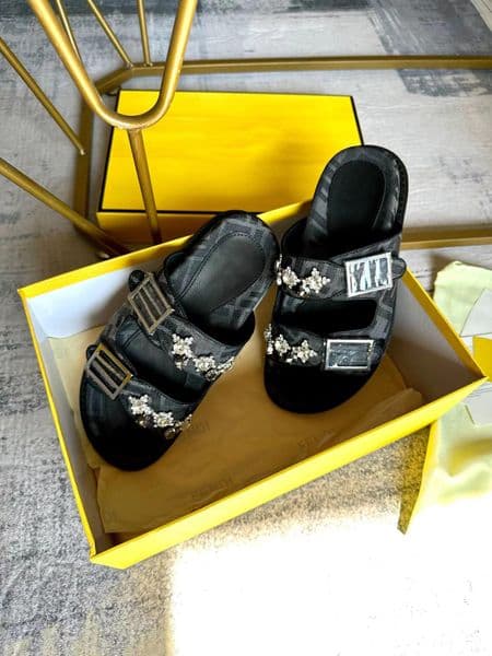 Fashion designer style women sandals luxurious rhinestone flat heel flip flops summer round toe large beach slippers 35-45 with box